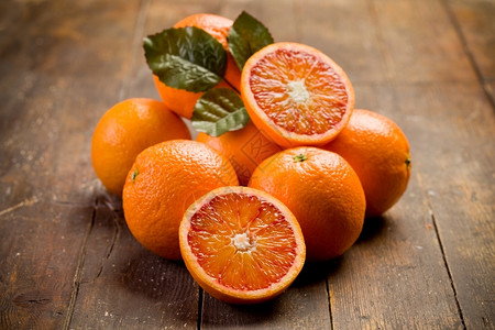 糖甜的维他命木制桌上的美味新鲜成熟橙子图片