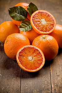橘子糖木制的桌上美味新鲜成熟橙子图片