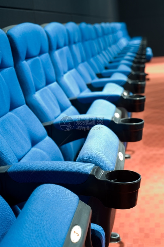软垫的家具电影中最后一排蓝色软空座位的视角图片