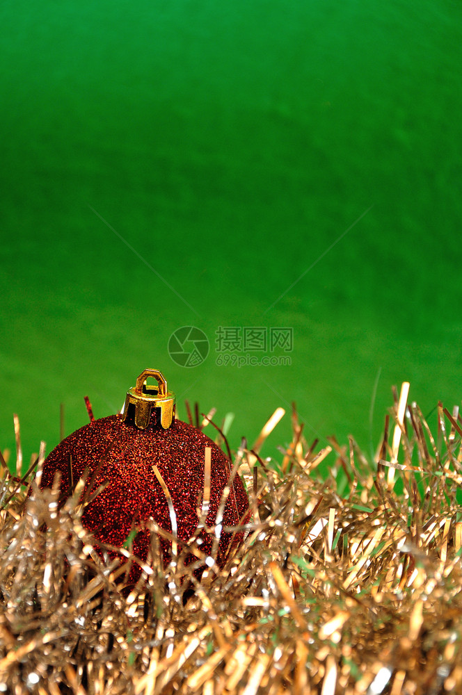 单身的箔在绿色背景下一个红色圣诞节的单一黄泥和银色罐头快乐的图片
