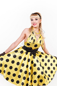 女孩年轻的穿黄色礼服年轻舞蹈女青黄色的背景图片