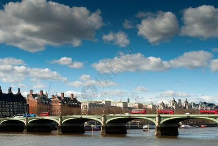 城市运河上的桥梁图片