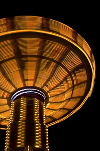 车轮夜间在维也纳普拉特的Carloussel黑暗的旋转木马图片