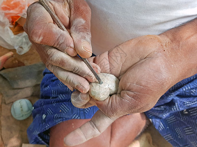 传统的亚洲人手工制作的艺人把石头雕刻成艺术品图片