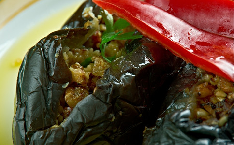 黎巴嫩美食红色的Makdous油制茄子图片