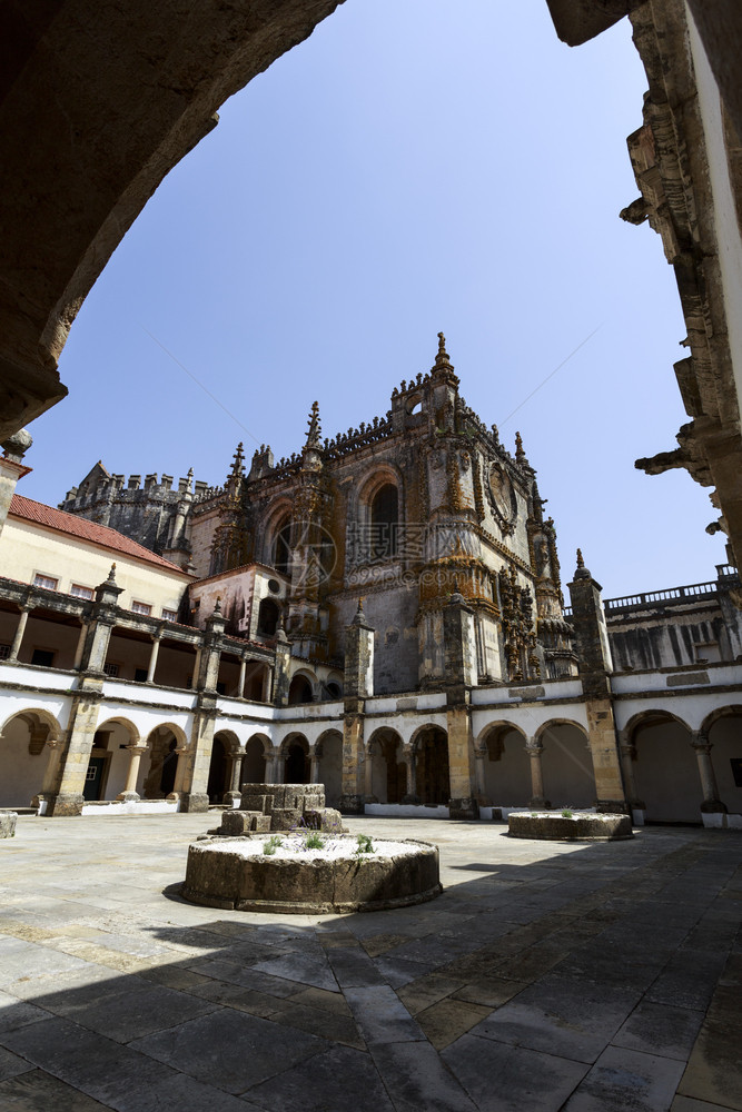 建成早期的16世纪初为向圣詹姆斯的宾客和朝圣者提供临时住宿而专门在葡萄牙托马尔基督修道院建造的旅舍Cloister旅馆图片