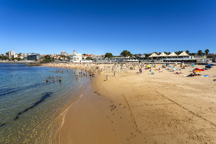 户外一种在葡萄牙埃斯托里尔的Tamariz海滩夏季一天对大西洋清晰水晶域的全景图象在葡萄牙Estoril人们图片