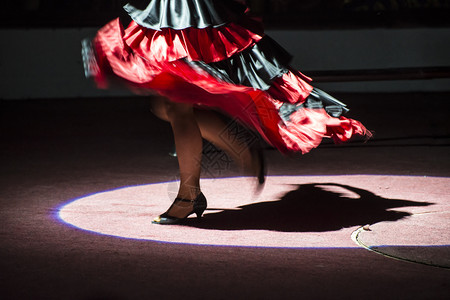 优雅女西班牙舞蹈台上的女模型图片