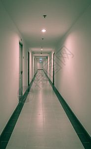 宿舍或公寓的长走廊门厅白色的户14图片