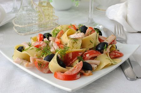 餐饮装饰风格平衡配火腿番茄和橄榄酱的意大利面沙拉高清图片