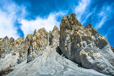 天安纳普尔多岩石的喜马拉雅山上美丽的岩石脉在明亮的阳光日尼泊尔图片