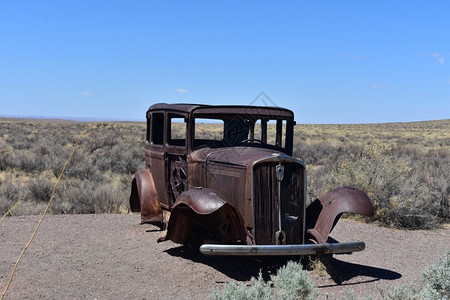 森林经典的在亚利桑那州6号公路上发现的古老董车高清图片