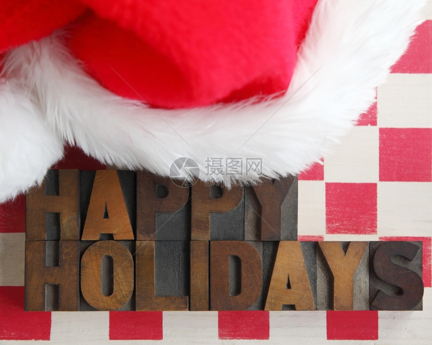 红色的在带有毛皮圣诞老人帽子的检查板上用旧木头式的老材类型节日快乐灰色桑尼维尔图片