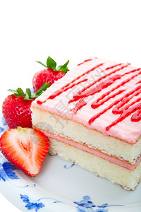 红色的甜以新鲜草莓为服务方的层蛋糕和鲜正方形高清图片