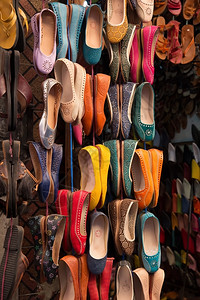 生动麦地那在摩洛哥马拉喀什梅迪纳市一个集展示的多彩色皮鞋类图片
