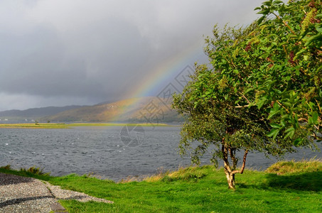 艾琳多南景观自然以惊人的彩虹环绕着洛迦勒什凯尔高清图片