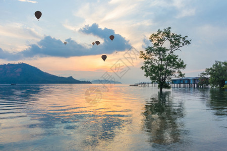 热气球飞海云天空泰国普吉PhangNgaBay热气球和日出红树橙设计图片