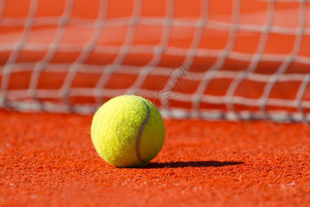 积极的法庭在体育网附近的球场上打网竞赛图片