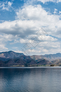 旅游多云的风景优美湖中山云和蓝天空景观图片