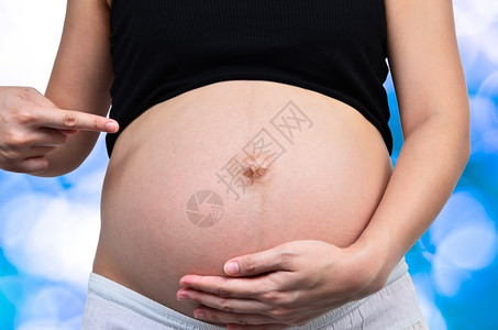 登记在册的怀孕妇女9个月皮肤健康拉伸图片