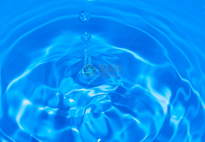 汗雨滴气泡水在蓝色背景下产生波浪图片