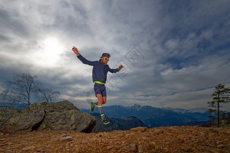 跑轨的运动员在岩石之间跳跃跑步健康鞋图片