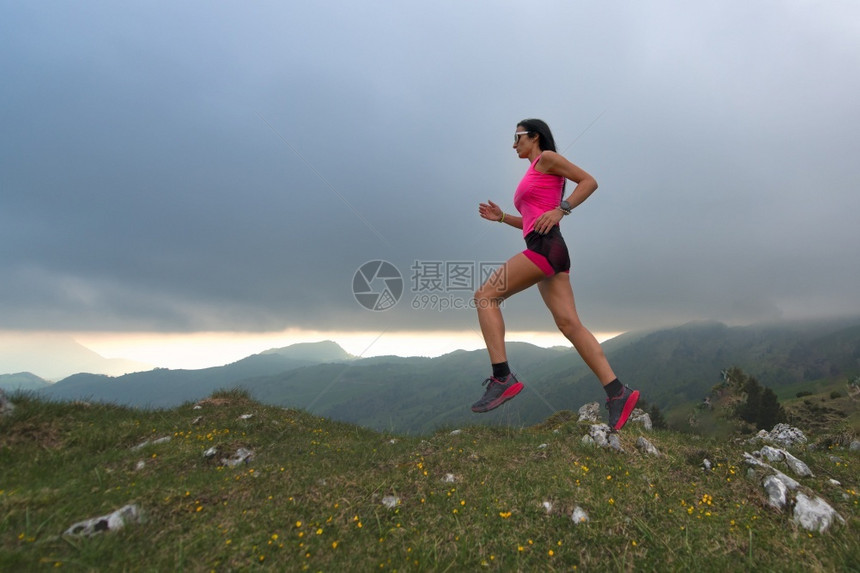 北欧的一位女运动员在山丘中奔跑的轨迹陵自然图片