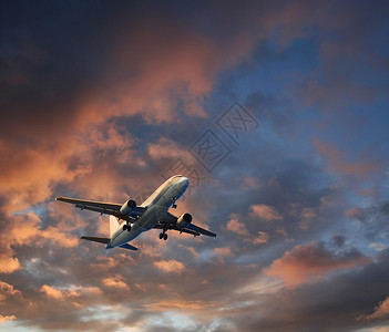 飞机起或降落于戏剧云层背景上飞机坠毁的云层爆炸起降日落晚上天空图片