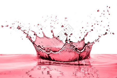 庆典赤霞珠湿的白背景上泼红葡萄酒图片