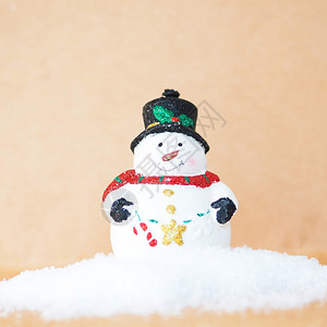 祝贺圣诞树玩具可爱的雪人在地上滑手工艺背景上传统闪耀图片