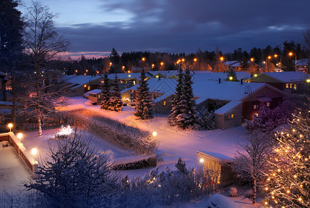 季节村庄圣诞感觉寒冬下雪回家街上晚的风景住宅图片