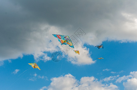 天空中飞翔的风筝高清图片