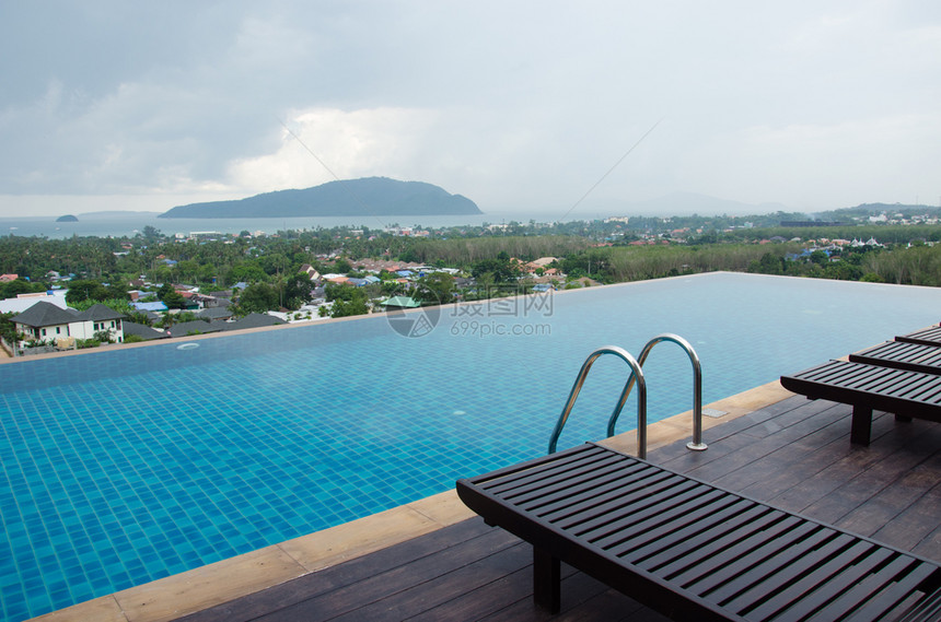 顶层酒店的游泳池海景放松弛温泉图片
