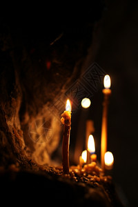 黑暗中的蜡烛黄色希望怀旧之情图片