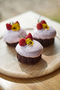 甜点红色的棕美味自制巧克力蛋糕配草莓奶油巧克力蛋糕配草莓奶油图片
