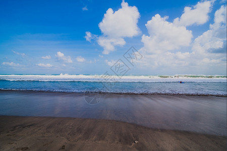 采取水天堂印度尼西亚巴厘的库塔海滩图片