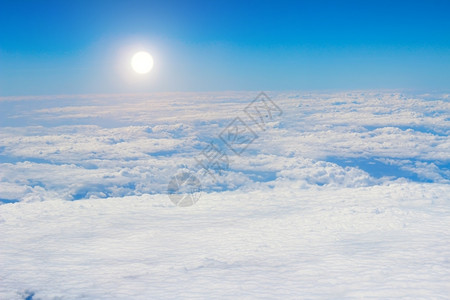 天空白色的蓝多云图片