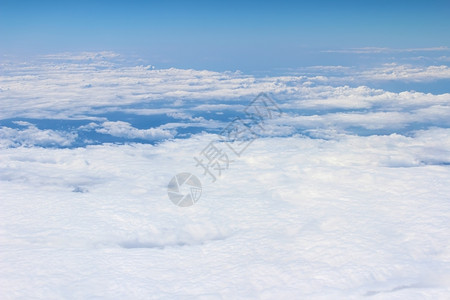 天空阳光蓬松的云背景图片