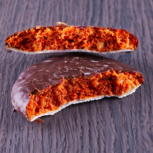 美味的熟食甜米饭巧克力吐司在木制桌子上美食高清图片