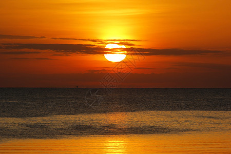 海景户外旅行美丽的日出在海面上照片图片