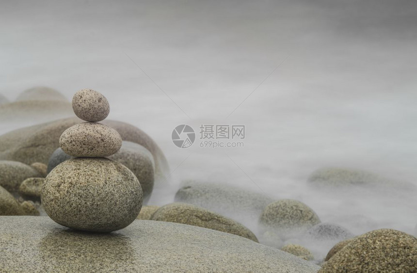 冯表面堆叠的三块石子雾化背景无文字空间Zen概念水平图像PebbleStackZen背景健康前图片
