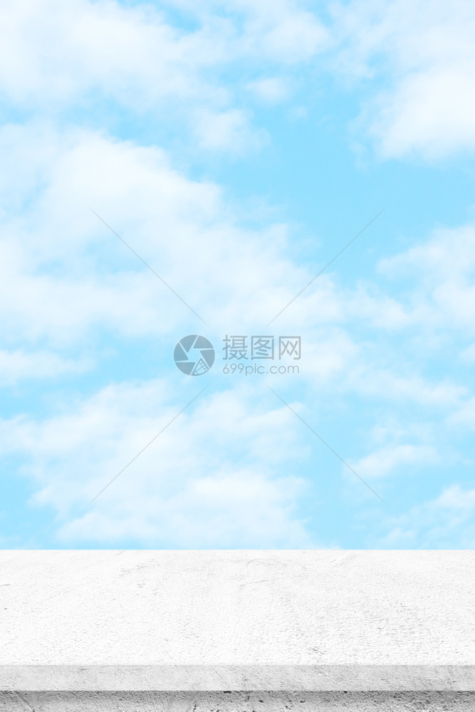 蓝色天空自然背景上的白水泥桌产品显示时的蒙太奇具体柜台展示图片