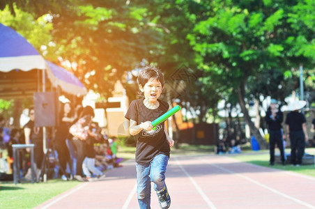 天学校男孩在体育日运动赛中跑步健康追踪图片