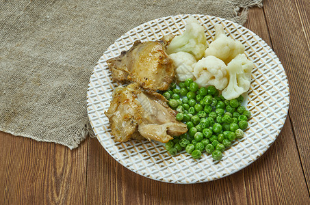 小酒馆烹饪农家鸡砂锅慢炖培根大蒜和洋葱炒酱图片