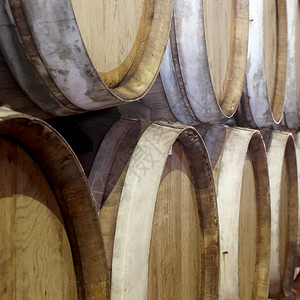 农业地窖中的木制葡萄酒桶发酵喝图片