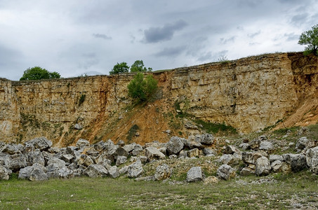 白色的岩石乡村保加利亚卢多戈里Lododogoriie关于实地沉积岩碎片的一般观点背景图片
