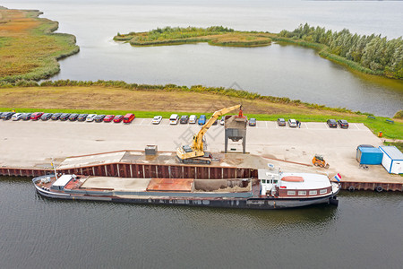 机器行业来自荷兰的在农村卸沙货船空中运输飞机港货物图片