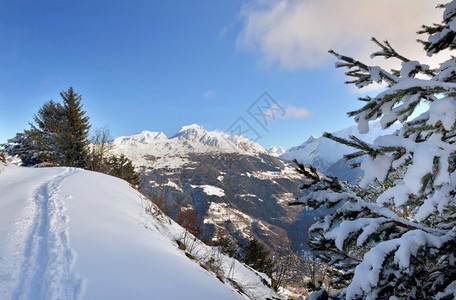 冬季的雪山美景图片