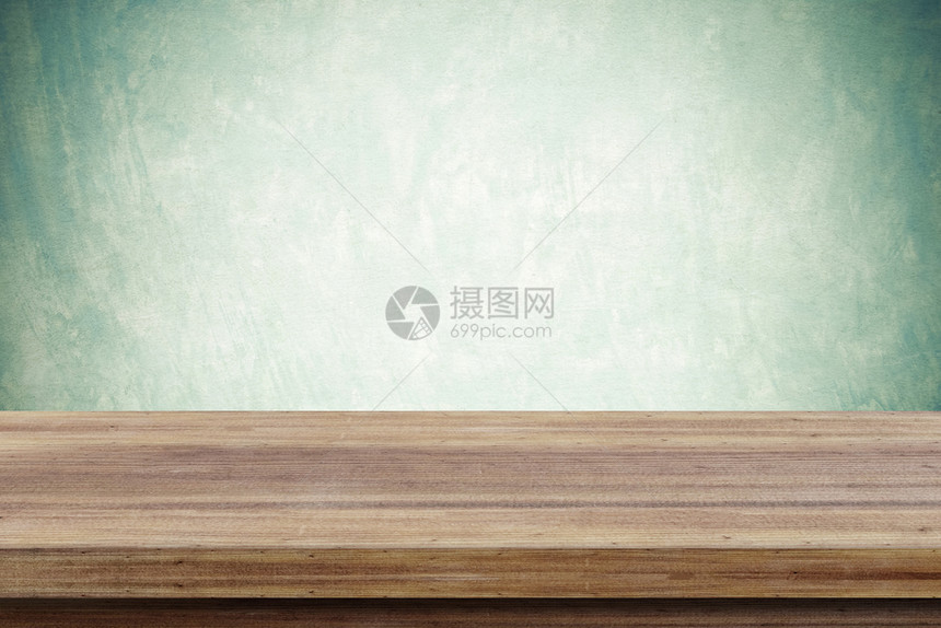墙纸质地房间绿色水泥墙壁背景上的空木桌用于产品显示时的蒙戴图片