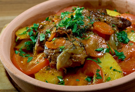 羊肉查纳基格鲁吉亚传统菜土豆绿和大蒜配有西红柿黄豆土绿菜和大蒜烹饪图片